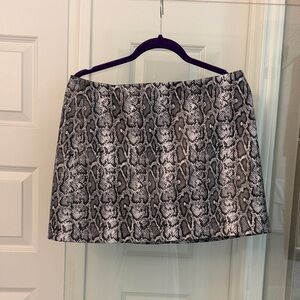Alice + Olivia Black and Gray Snake Print Mini Skirt